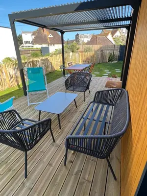 Balcon ou terrasse dans l'établissement Charmante maison à 2 pas de la mer avec son jardin pour 2 adultes et 2 enfants