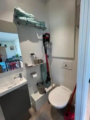 Salle de bains dans l'établissement Charmante maison à 2 pas de la mer avec son jardin pour 2 adultes et 2 enfants