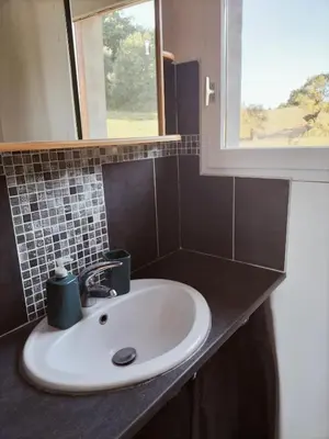 Salle de bains dans l'établissement A deux pas de Cabourg ,avec une belle vue sur la campagne normande.A grangues