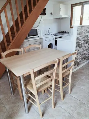 Cuisine ou kitchenette dans l'établissement A deux pas de Cabourg ,avec une belle vue sur la campagne normande.A grangues