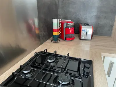 Cuisine ou kitchenette dans l'établissement Les gîtes de Madline, Le gîte du prieuré