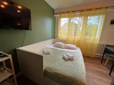 Télévision ou salle de divertissement dans l'établissement Amazonite, Studio proche centre ville de Caen stationnement à proximité