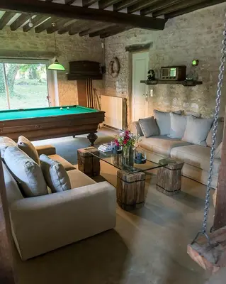 Coin salon dans l'établissement La Cour Souveraine -Chambre d'hôtes, La Sablonneuse