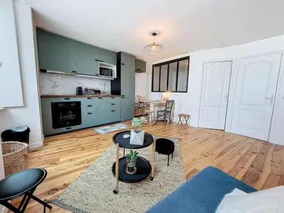 Cuisine ou kitchenette dans l'établissement Appartement rénové, 1 chambre, 300m de la gare, près du centre de Granville - FR-1-361-479