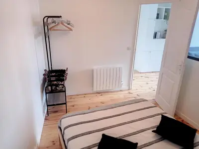 Un ou plusieurs lits dans un hébergement de l'établissement Appartement rénové, 1 chambre, 300m de la gare, près du centre de Granville - FR-1-361-479