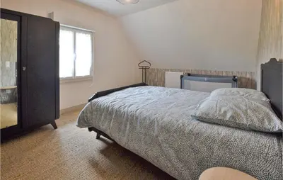 Un ou plusieurs lits dans un hébergement de l'établissement 4 Bedroom Cozy Home In Montsenelle