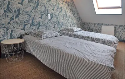 Un ou plusieurs lits dans un hébergement de l'établissement 4 Bedroom Cozy Home In Montsenelle