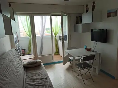 Télévision ou salle de divertissement dans l'établissement Cabourg: Petit F2 proche hippodrome.