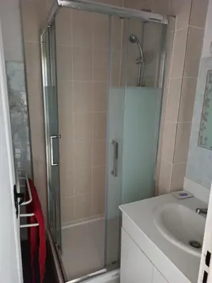 Salle de bains dans l'établissement Cabourg: Petit F2 proche hippodrome.