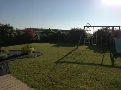 Aire de jeux pour enfants de l'établissement Maison dans quartier résidentiel à côté de Caen